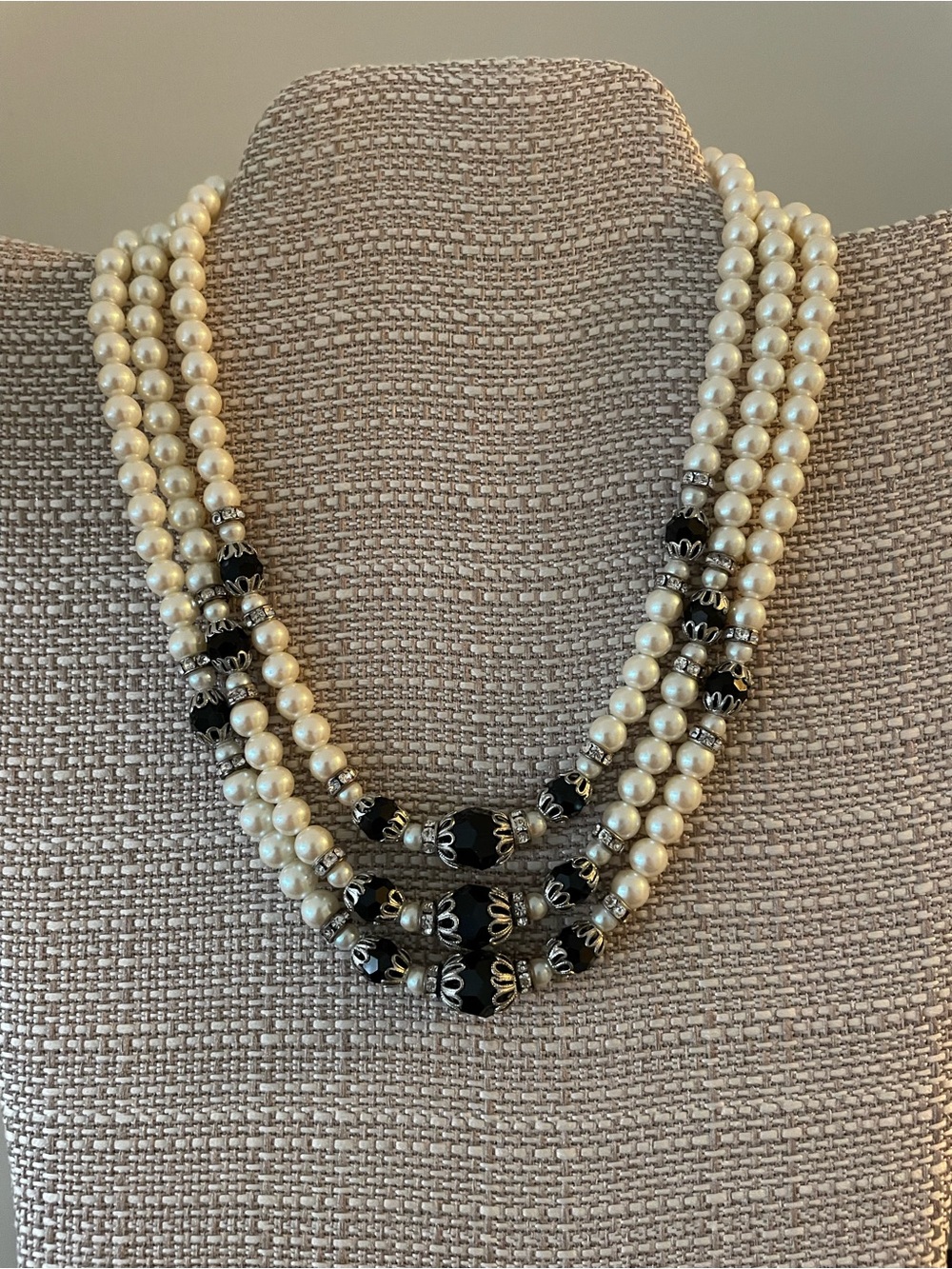 Stunning 3 strand jet glass beads and faux pearl necklace